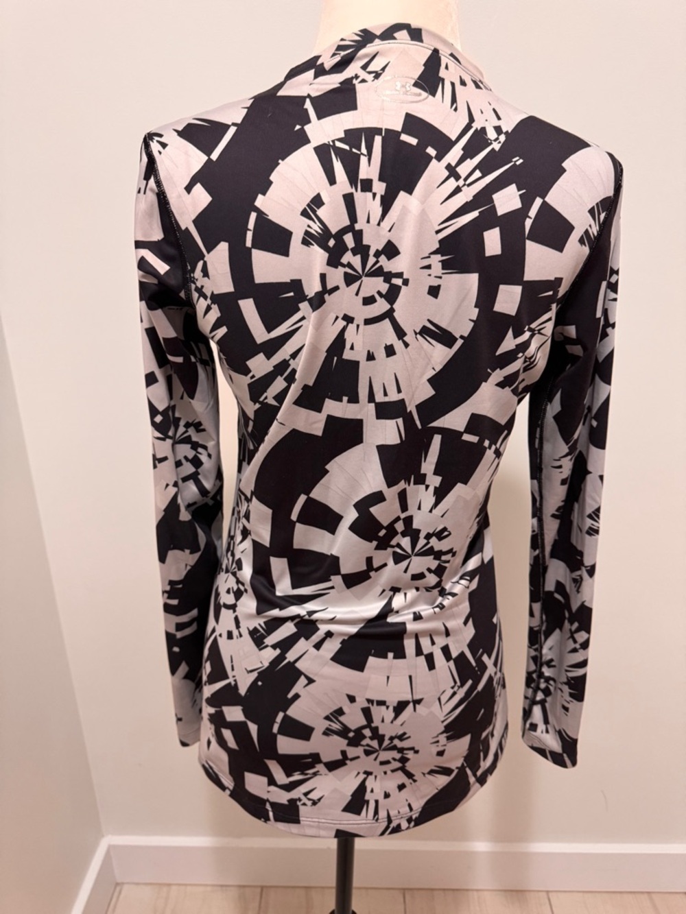 Under Armour ColdGear Fitted Long Sleeve Crew - Burst Pattern Gray/Black - SzM - Picture 7 of 15